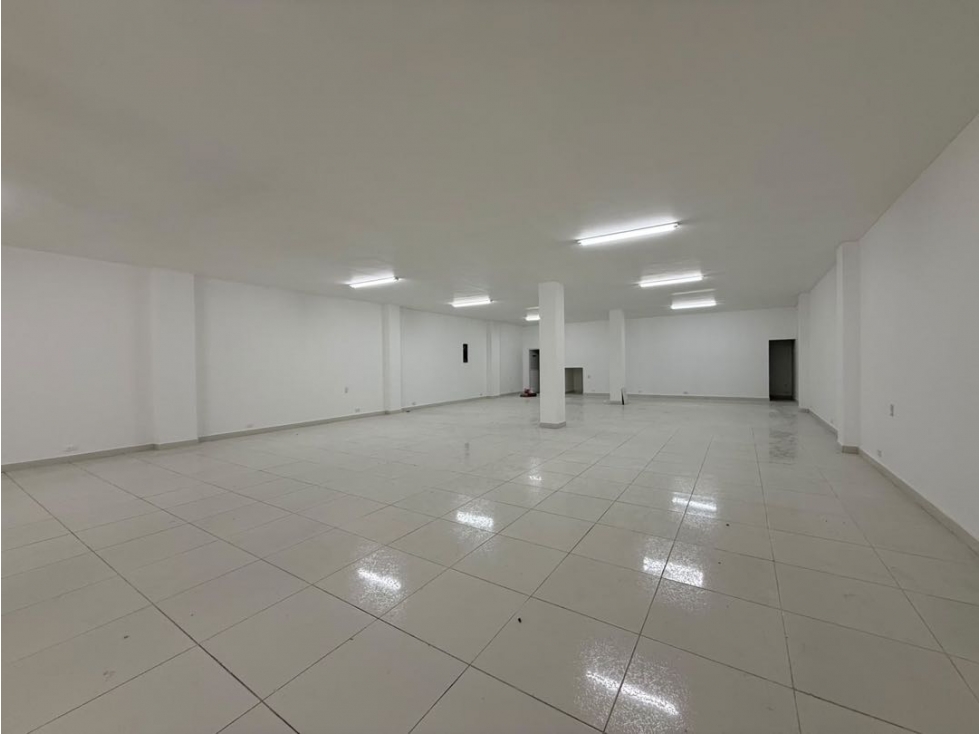 SE ALQUILA LOCAL DE 250 METROS CUADRADOS EN EL LIMONAR — foto 3