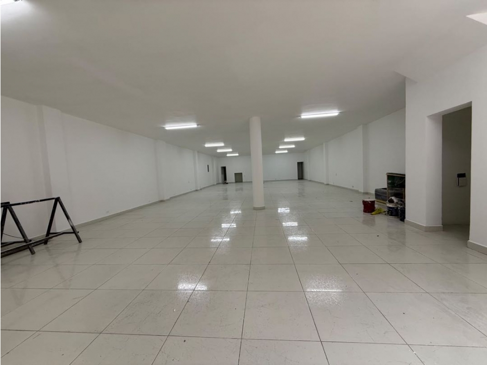 SE ALQUILA LOCAL DE 250 METROS CUADRADOS EN EL LIMONAR — foto 4