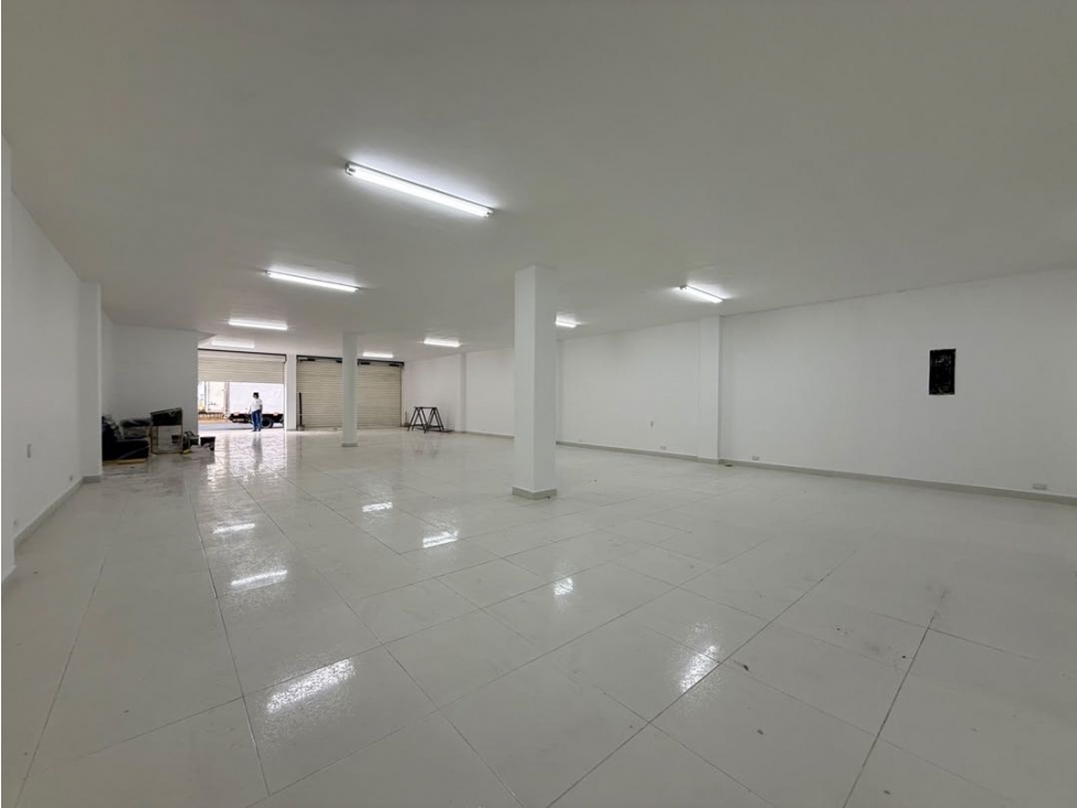 SE ALQUILA LOCAL DE 250 METROS CUADRADOS EN EL LIMONAR — foto 5