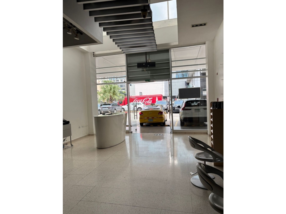 Se alquila local en plaza Obarrio — foto 5