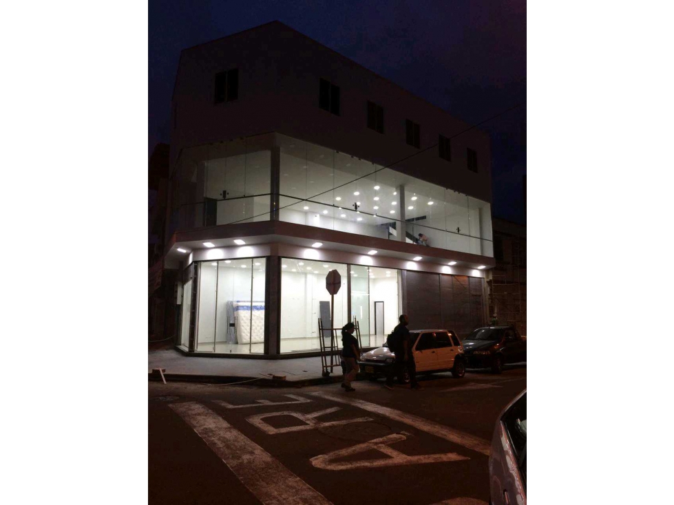 Se alquila local esquinero de 3 pisos en Alameda.MHG. — foto 3