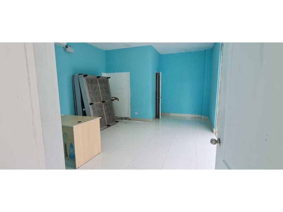 Se alquila locales de 65 mts en Bella vista en un primer piso $1500 — foto 5