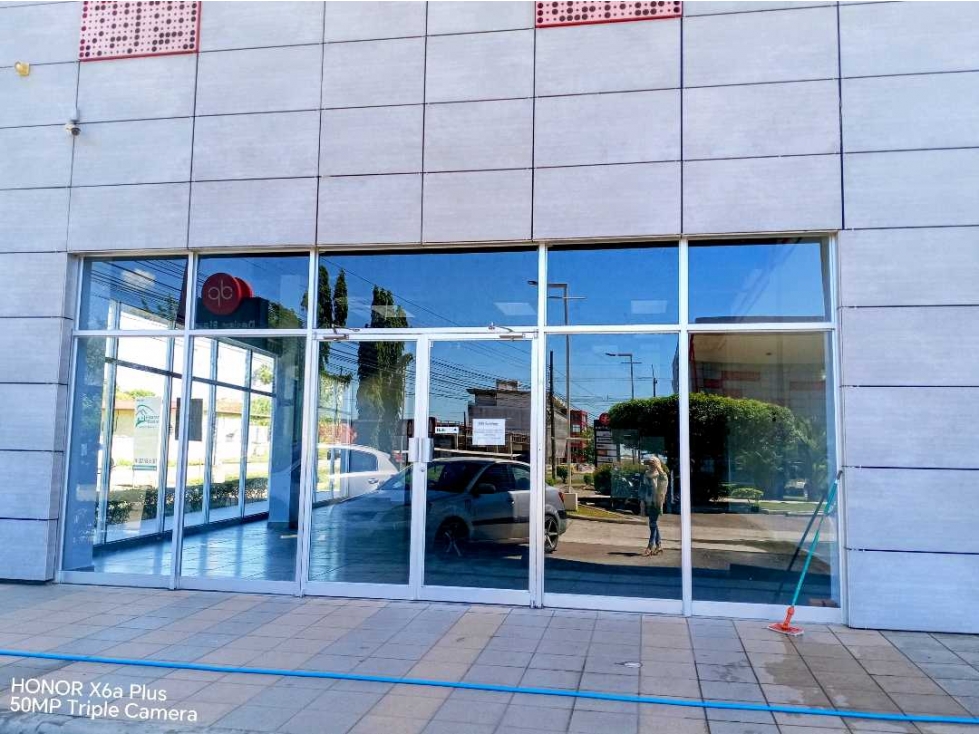 Se alquila moderno local de 290 mtrs en exclusiva plaza en David