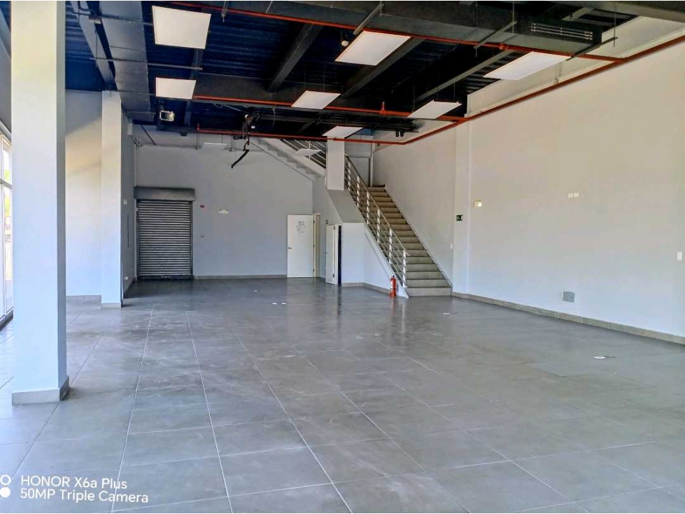 Se alquila moderno local de 290 mtrs en exclusiva plaza en David — foto 3