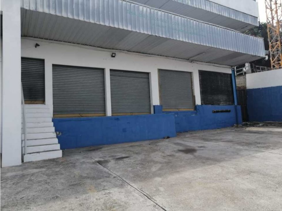 Se Alquila o se Vende amplia Galera en Parque Lefevre - 1