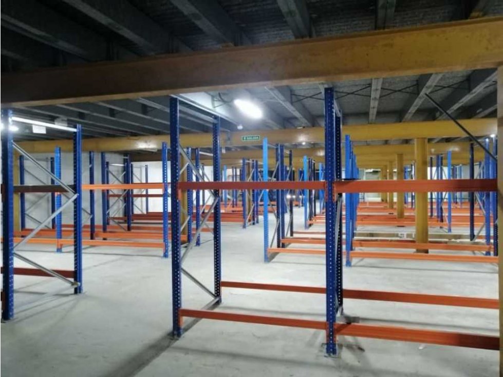 Se Alquila o se Vende amplia Galera en Parque Lefevre - 2