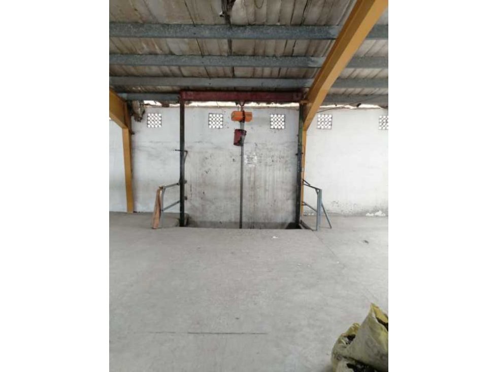 Se Alquila o se Vende amplia Galera en Parque Lefevre - 3