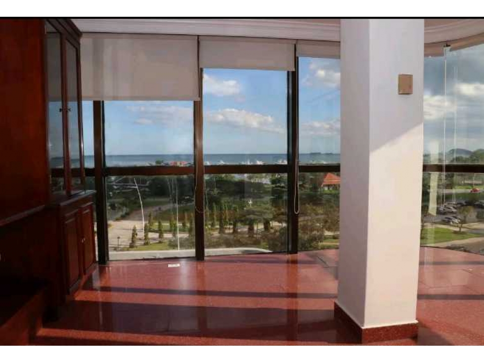 Se alquila oficina con vista al Mar