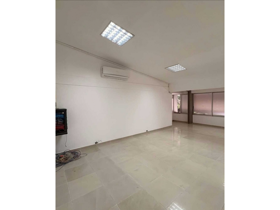 SE ALQUILA OFICINA EN NATURA PLAZA (CIUDAD JARDIN)TP - 2