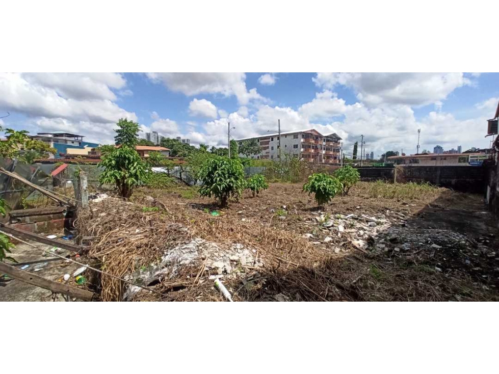 SE ALQUILA TERRENO DE ESQUINA - 4