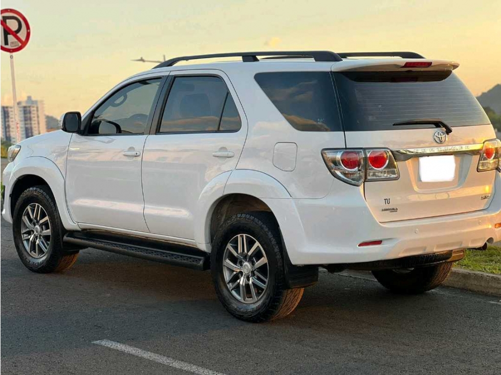 SE ALQUILA TOYOTA FORTUNER — foto 2