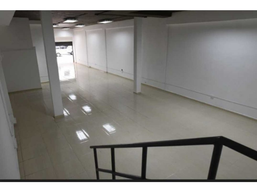 Se Alquilan locales en Avenida B, desde170m2, $3400 - 4