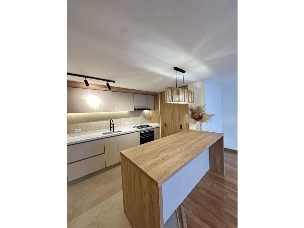 SE ARRIENDA APARTAMENTO EN EL VIRREY ( Remodelado )
75 mts - 2