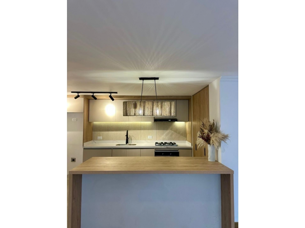SE ARRIENDA APARTAMENTO EN EL VIRREY ( Remodelado )
75 mts - 3