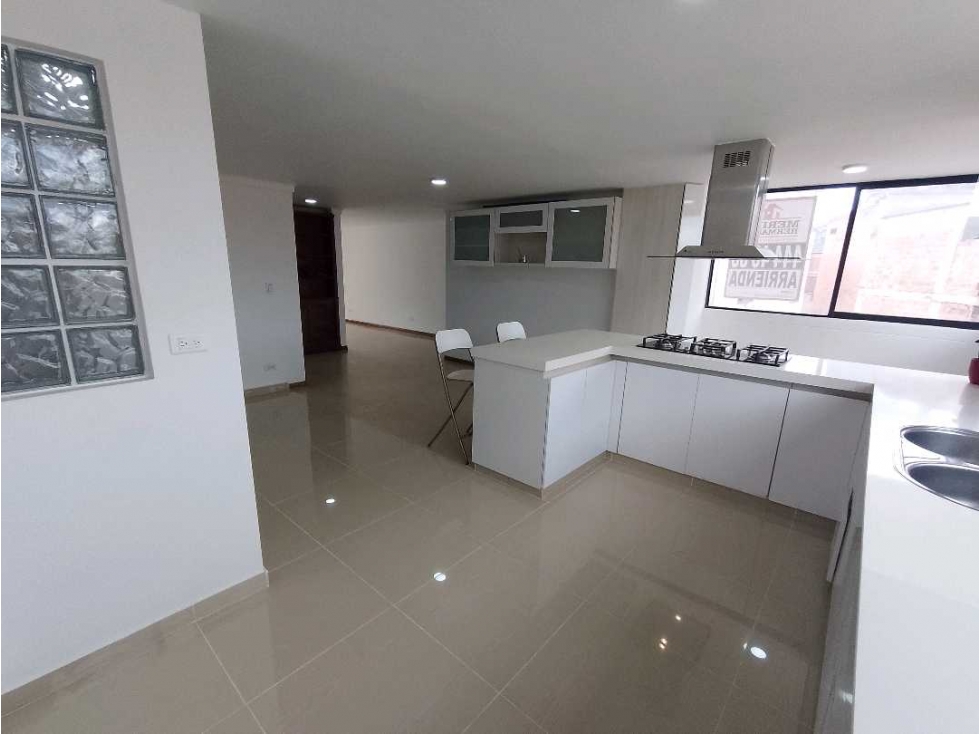 SE ARRIENDA APARTAMENTO EN LAURELES CERCA AL EXITO — foto 2