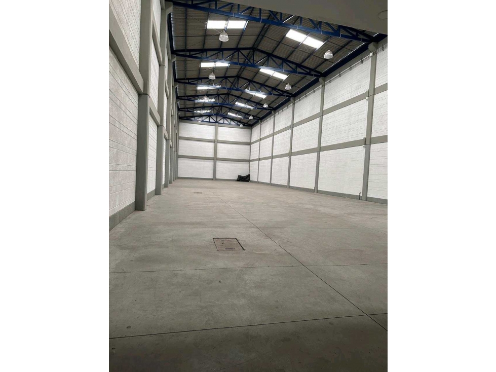 Se arrienda bodega en Engativá de 1300m²
