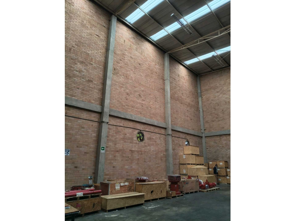 Se arrienda bodegas en fontibon 689m²