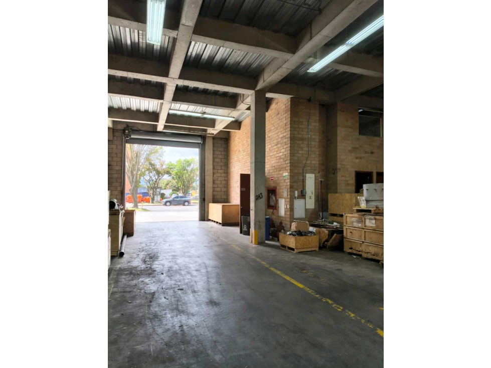 Se arrienda bodegas en fontibon 689m² — foto 2