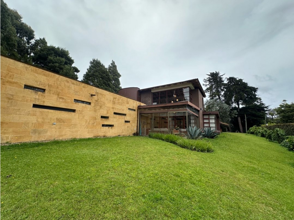 SE ARRIENDA CASA DE LUJO EN EL ALTO DE LAS PALMAS ENVIGADO.
