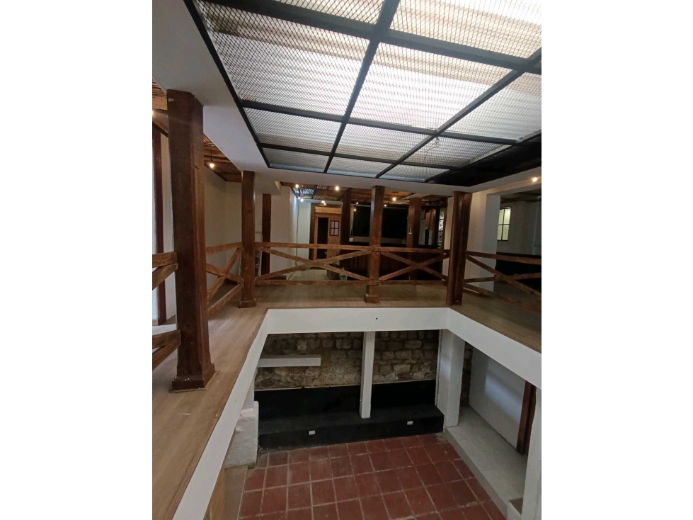 Se arrienda Casa local comercial de 2 niveles en la candelaria