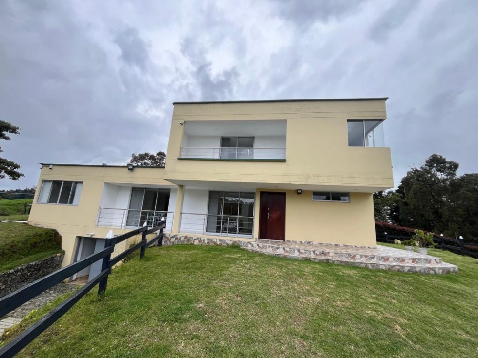 SE ARRIENDA CASA MODERNA EN SANTA ELENA.