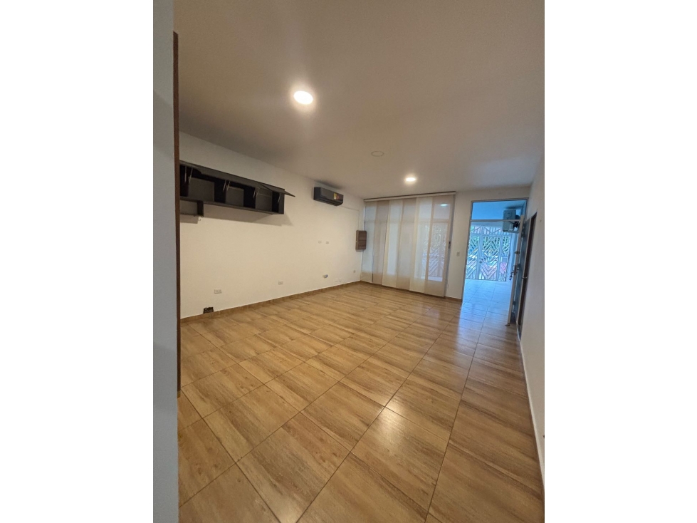 SE ARRIENDA CASA PARA USO COMERCIAL O VIVIENDA, AREA 300 MTS — foto 2