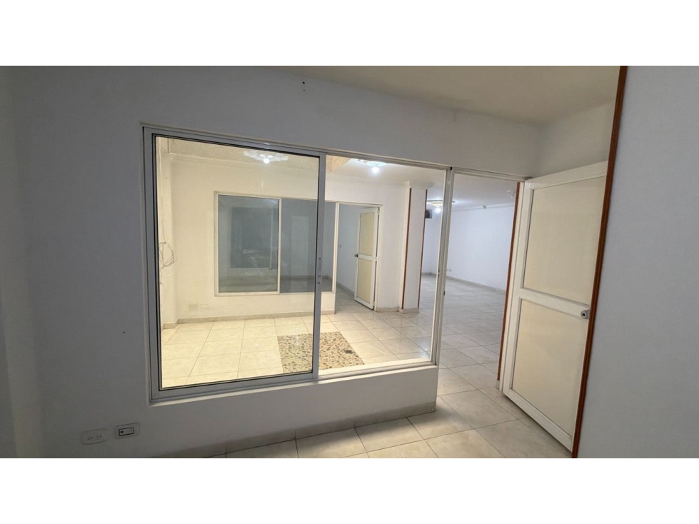 SE ARRIENDA CASA PARA OFICINAS O BODEGA PRIMER PISO BARRIO INGENIO — foto 4