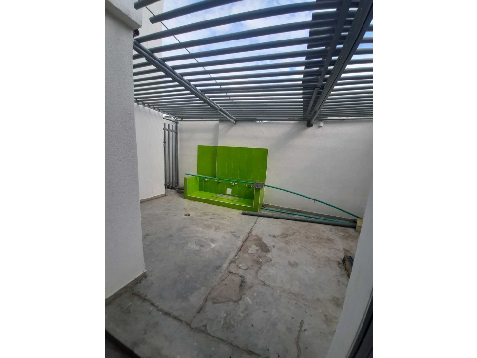 SE ARRIENDA EDF. BARRIO LAS FLORES - 2