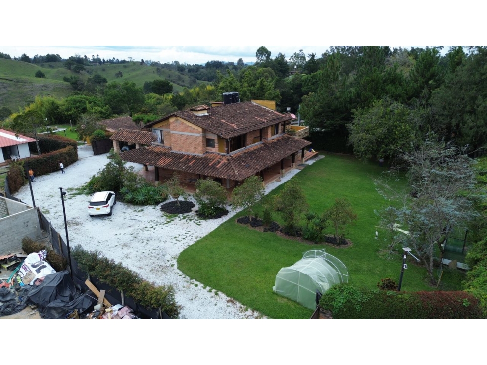 SE ARRIENDA FINCA VIA EL CARMEN DE VIBORAL RIONEGRO PARA COMERCIO RESI