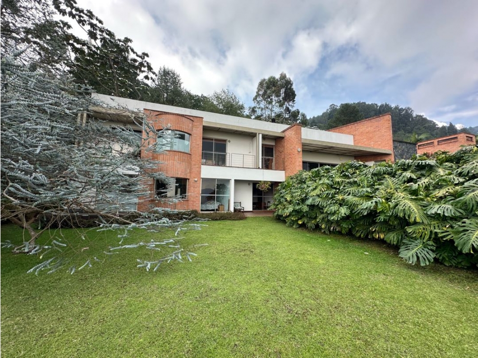 SE ARRIENDA O SE VENDE CASA EN EL ALTO DE LAS PALMAS.