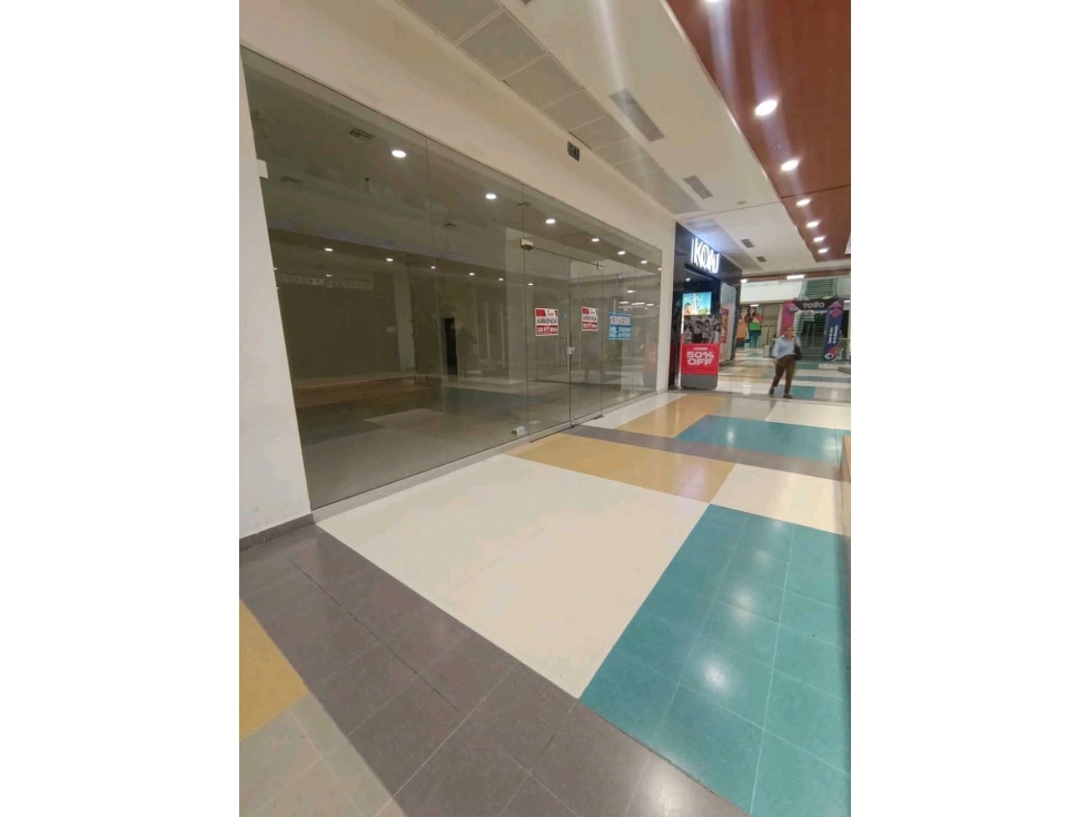 SE ARRIENDA O SE VENDE LOCAL CENTRO COMERCIAL UNICENTRO - 2