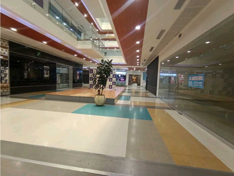 SE ARRIENDA O SE VENDE LOCAL CENTRO COMERCIAL UNICENTRO - 3