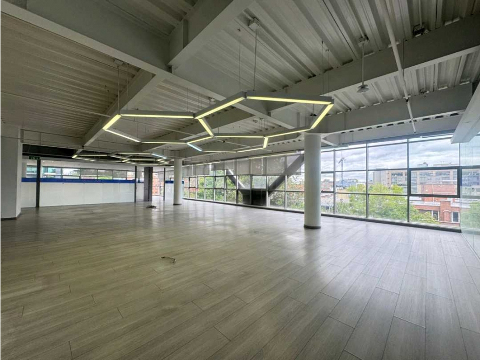 SE ARRIENDA OFICINA 800m2
