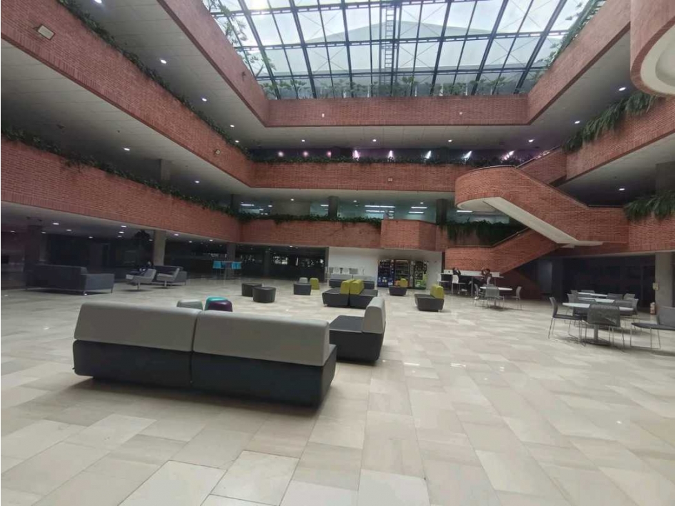 SE ARRIENDA OFICINA DE 390M² EN FONTIBON