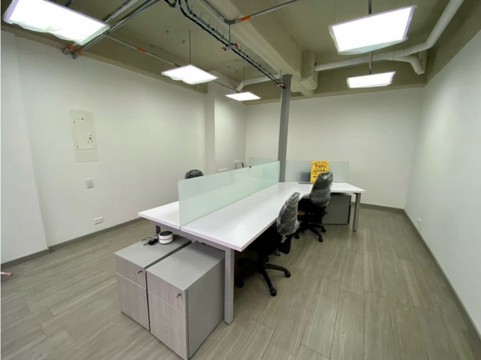 SE ARRIENDA OFICINA CENTRO EMPRESARIAL NOU - 1