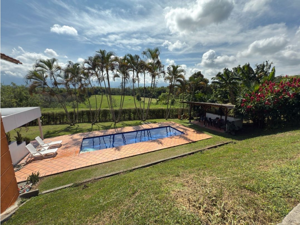 SE ARRIENDA CASA CAMPESTRE AMOBLADA CERCA AL CLUB CAMPESTRE
