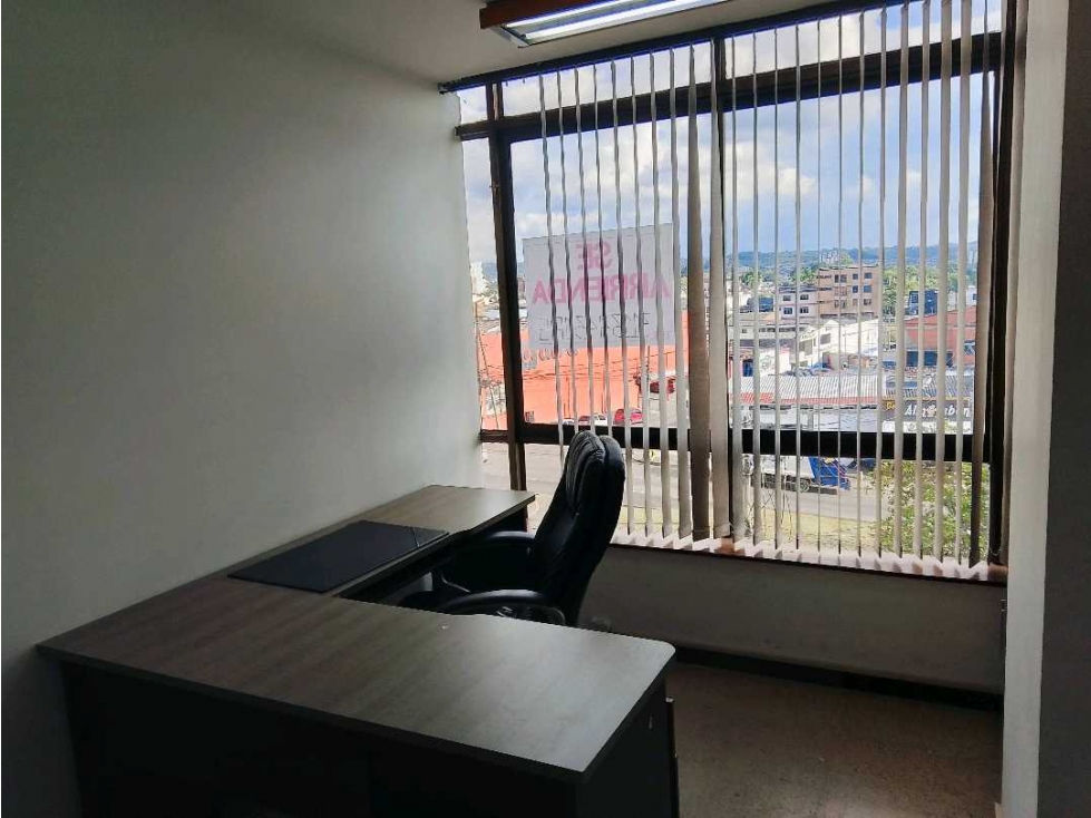 Se renta oficina, excelente ubicación en la glorieta de Turín Pereira - 5