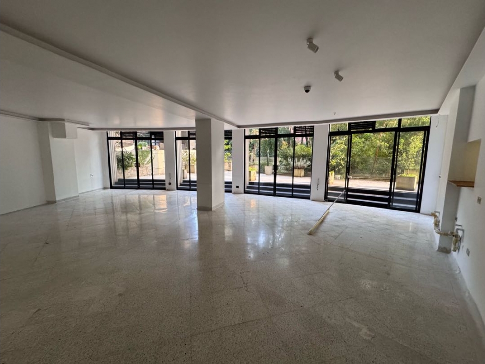 SE RENTA OFICINA / LOCAL COMERCIAL. MALL EN MILLA DE ORO