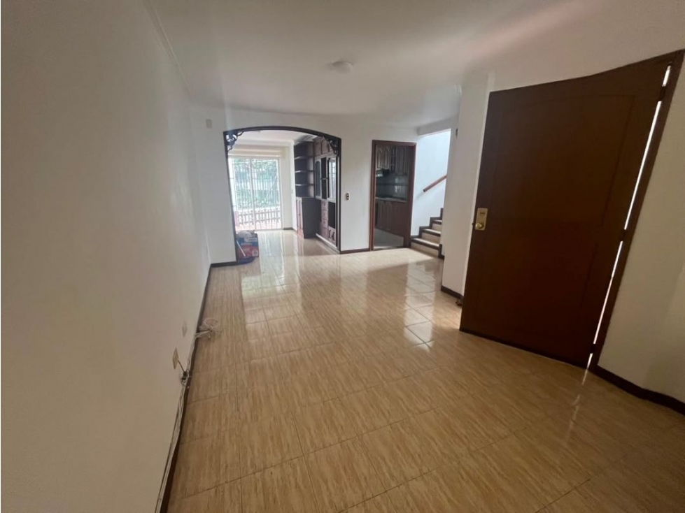 SE VENDE CASA CERCA AL BARRIO LAURELES