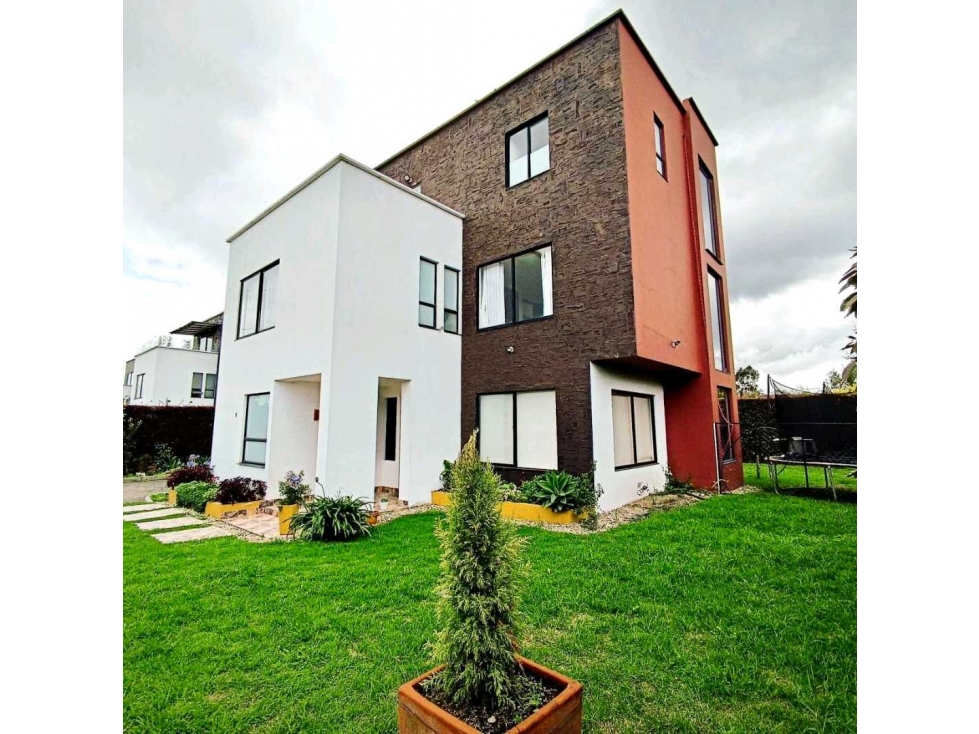SE VENDA HERMOSA CASA EN COTA