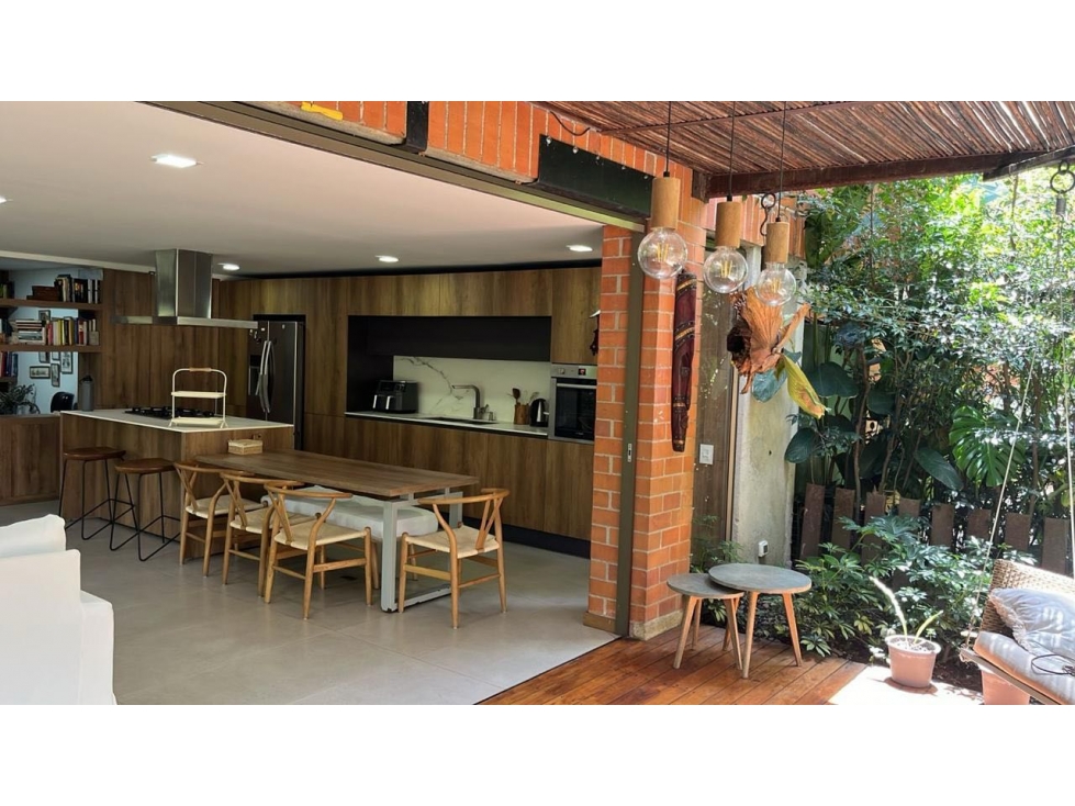 SE VENDE AMPLIA CASA CAMPESTRE EN ENVIGADO. SECTOR LA SEBASTIANA