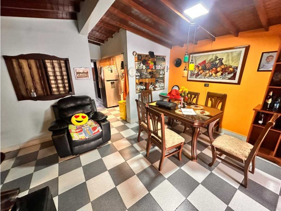 SE VENDE AMPLIA CASA EN CASTILLA CERCA AL COLEGIO EL ROSAL