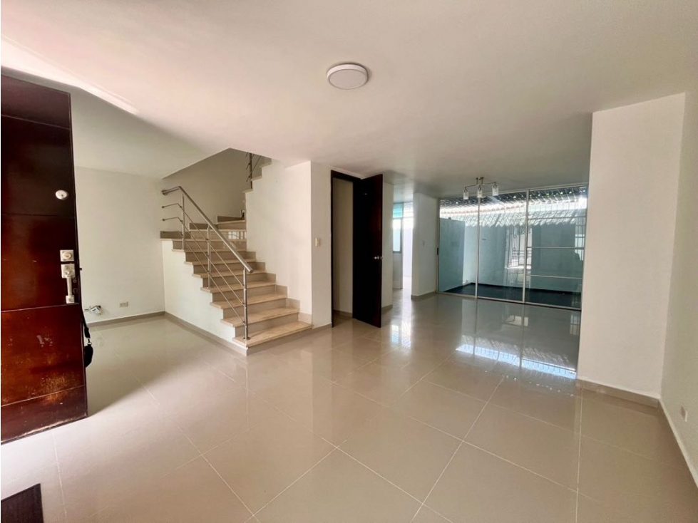SE VENDE AMPLIA CASA EN CONJUNTO EN NUEVO HORIZONTE
