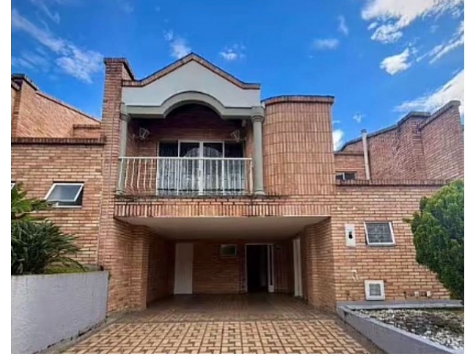 SE VENDE AMPLIA CASA EN ENVIGADO CERCA AL CC CITY PLAZA
