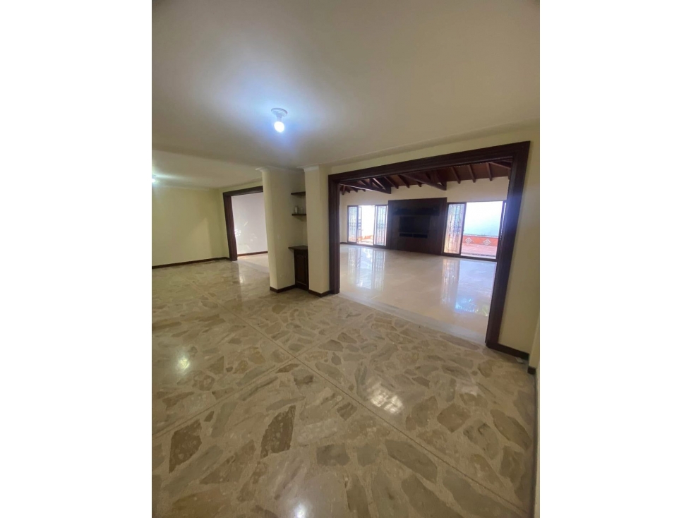 SE VENDE AMPLIA CASA EN ENVIGADO CERCA AL CC CITY PLAZA — foto 2