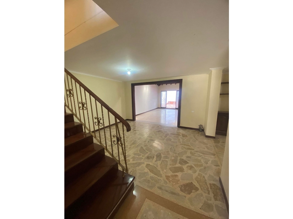 SE VENDE AMPLIA CASA EN ENVIGADO CERCA AL CC CITY PLAZA — foto 3