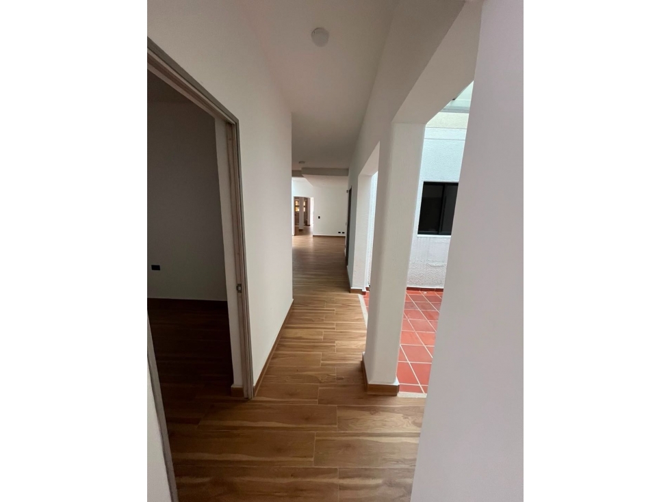¡SE VENDE AMPLIA PROPIEDAD DE 203 MÂ² EN LAURELES! 6 ALCOBAS, 4 PATIO — foto 2