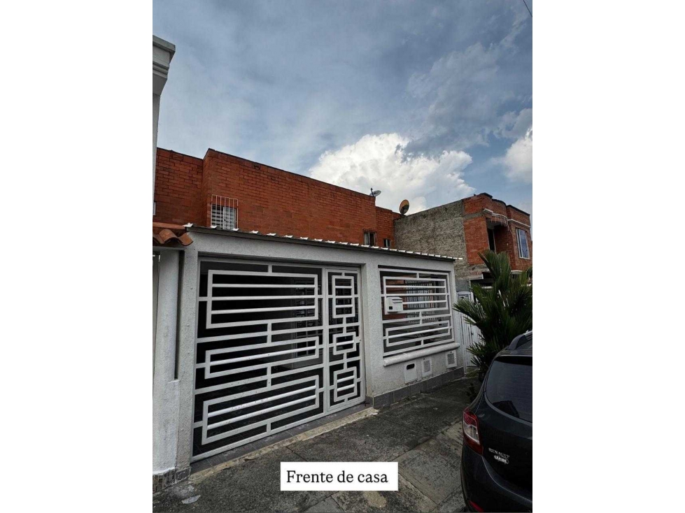 Se vende amplia y acogedora casa ubicada en el sector de Ciudad 2000 - 1