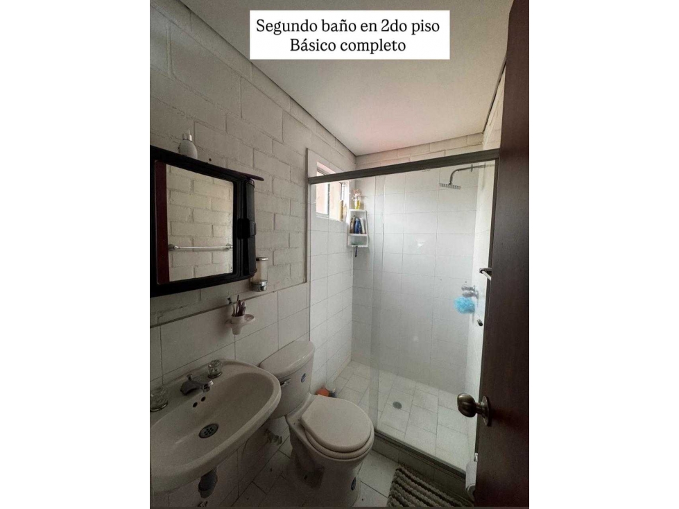 Se vende amplia y acogedora casa ubicada en el sector de Ciudad 2000 - 3
