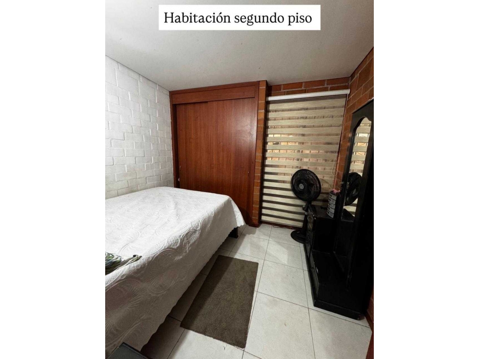 Se vende amplia y acogedora casa ubicada en el sector de Ciudad 2000 - 4